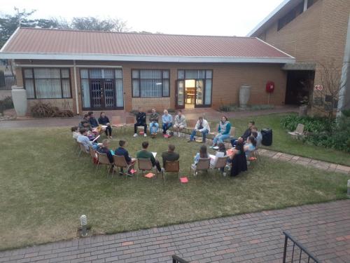Discovery Bible Study Method onder die opelug en later sterre.
